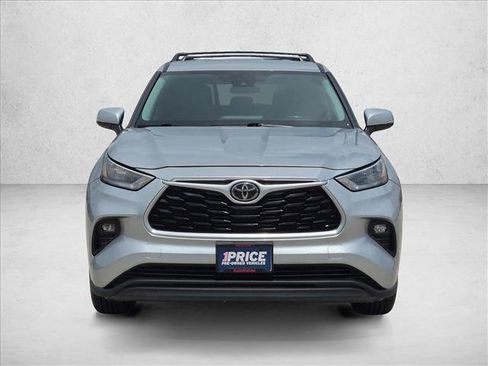 Used 2020 Toyota Highlander LE FWD image 2