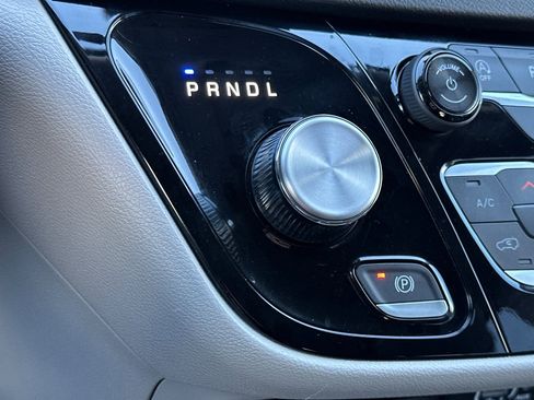 Used 2024 Chrysler Pacifica Touring-L image 23