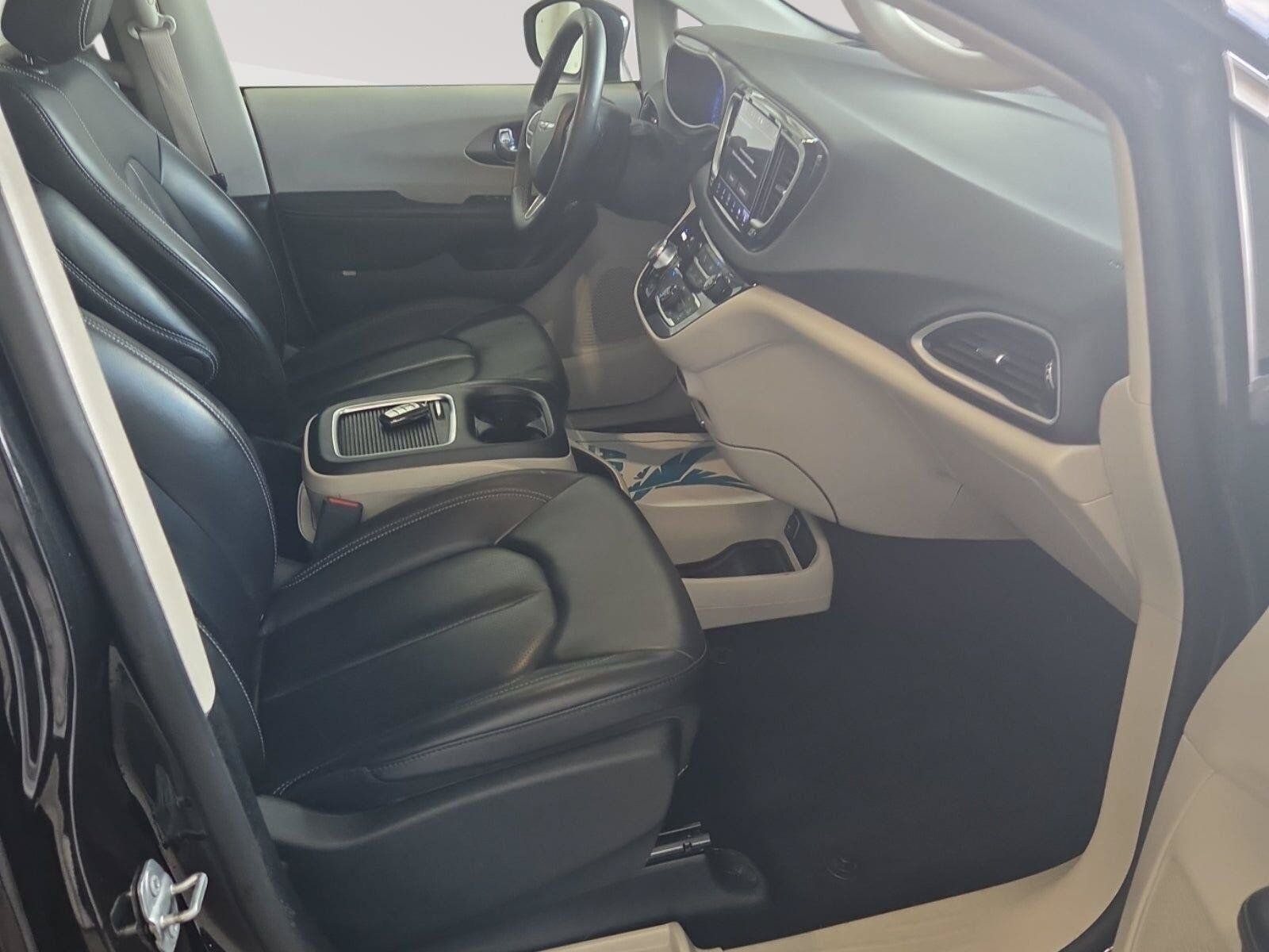 Used 2023 Chrysler Pacifica Touring-L FWD image 8