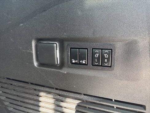 Used 2022 GMC Yukon XL Denali image 34