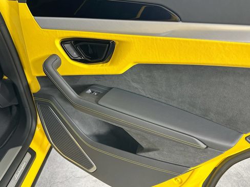 Used 2025 Lamborghini Urus SE AWD/4WD image 68
