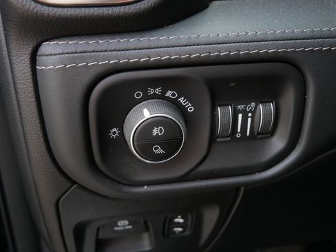 Used 2020 RAM 1500 Limited w/ Black Appearance Package AWD/4WD image 23