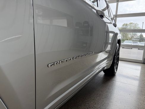 Used 2022 Jeep Grand Cherokee Overland AWD/4WD image 4