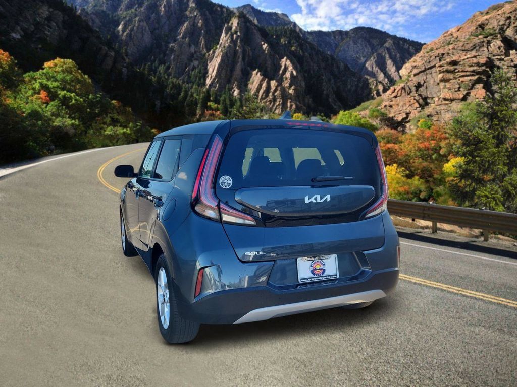 Used 2025 Kia Soul LX w/ LX Technology Package FWD image 4