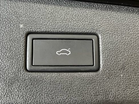 Certified 2022 Volkswagen Tiguan SE R-Line FWD image 6