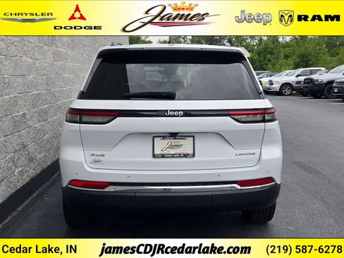 Used 2023 Jeep Grand Cherokee Laredo w/ Luxury Tech Group I AWD/4WD image 4