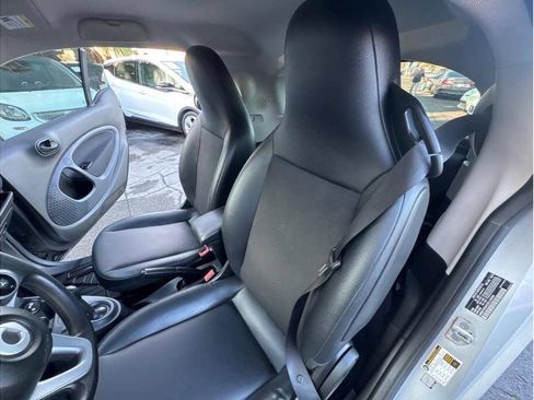 Used 2016 smart fortwo pure image 12