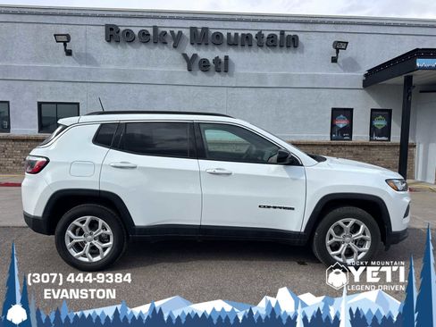 Used 2024 Jeep Compass Latitude AWD/4WD image 2