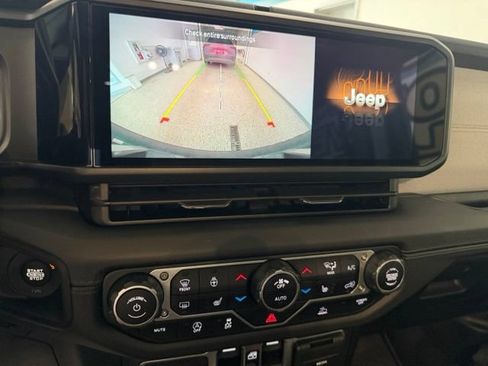 Used 2025 Jeep Wrangler Unlimited Sahara AWD/4WD image 21
