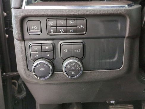 Used 2025 Chevrolet Suburban Z71 image 18