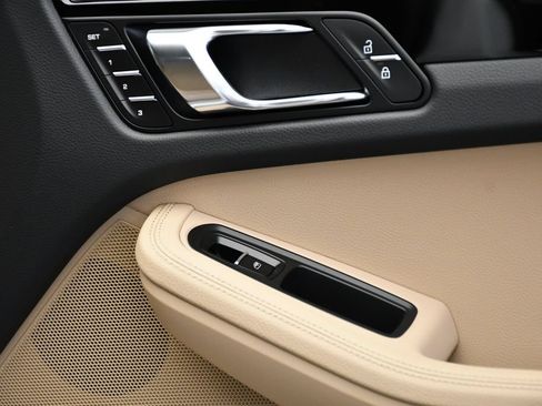 Certified 2026 Porsche Macan AWD/4WD image 48