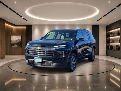 Used 2025 Chevrolet Traverse LT FWD image 4