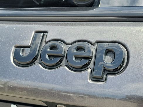 Used 2018 Jeep Compass Latitude FWD image 10