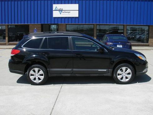 Used 2011 Subaru Outback 2.5i Premium w/ All-Weather Pkg AWD/4WD image 4