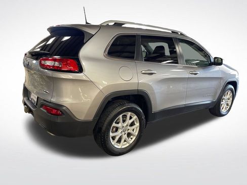 Used 2017 Jeep Cherokee Latitude w/ Cold Weather Group AWD/4WD image 5