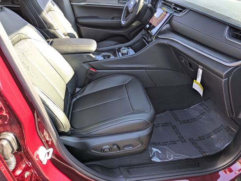 New 2025 Jeep Grand Cherokee Limited image 31