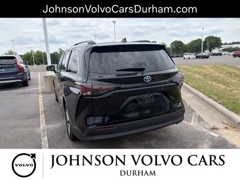 Used 2024 Toyota Sienna XLE FWD image 9