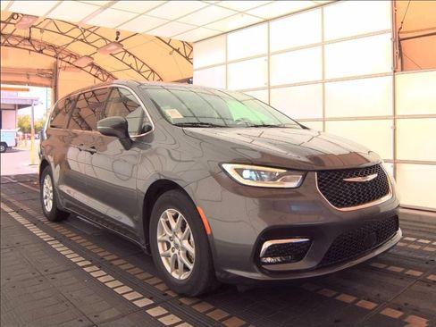 Used 2023 Chrysler Pacifica Touring-L FWD image 4