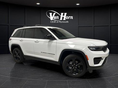 Used 2025 Jeep Grand Cherokee Altitude AWD/4WD image 1
