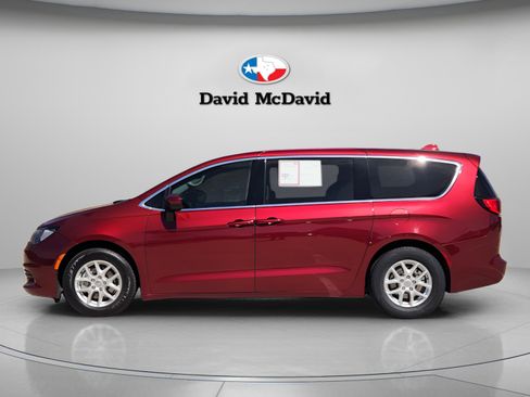 Used 2017 Chrysler Pacifica Touring image 2