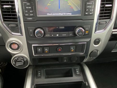 Used 2018 Nissan Titan SV w/ SV Convenience Package image 18