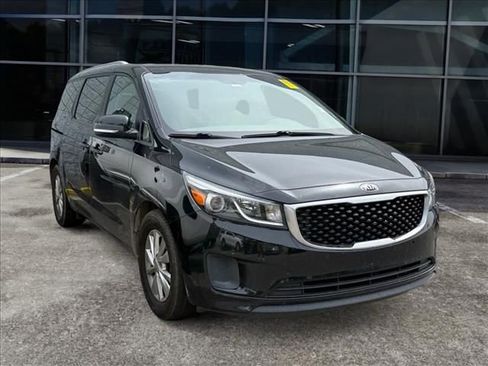 Used 2017 Kia Sedona LX w/ LX Essentials Premium Package FWD image 2