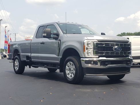 Used 2023 Ford F350 XLT AWD/4WD image 3