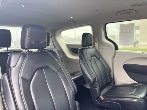 Used 2023 Chrysler Pacifica Touring-L FWD image 20