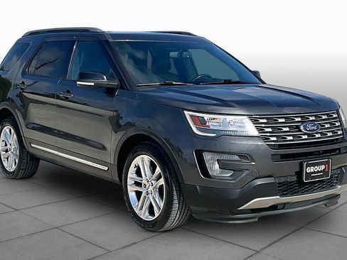 Used 2017 Ford Explorer XLT w/ Equipment Group 202A AWD/4WD image 3