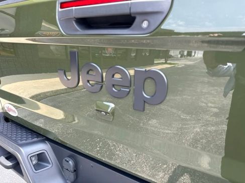 Used 2023 Jeep Gladiator Sport AWD/4WD image 28