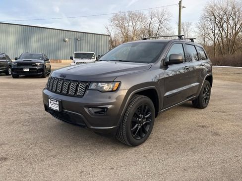 Used 2020 Jeep Grand Cherokee Altitude image 3