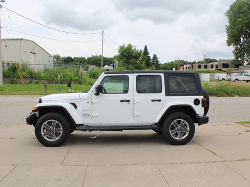Used 2018 Jeep Wrangler Unlimited Sahara w/ Uconnect 4C Nav & Sound Group AWD/4WD image 3
