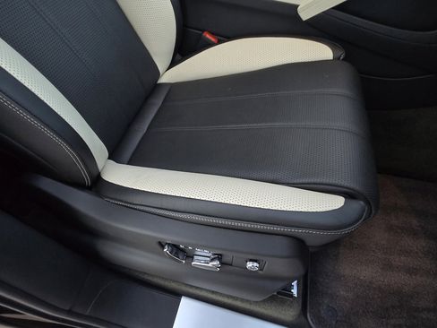 Used 2022 Bentley Bentayga image 50