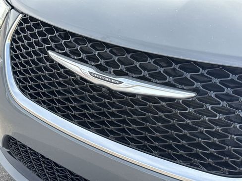 Used 2025 Chrysler Pacifica Select image 32