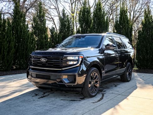 Used 2025 Ford Expedition Platinum w/ Stealth Appearance Package image 5