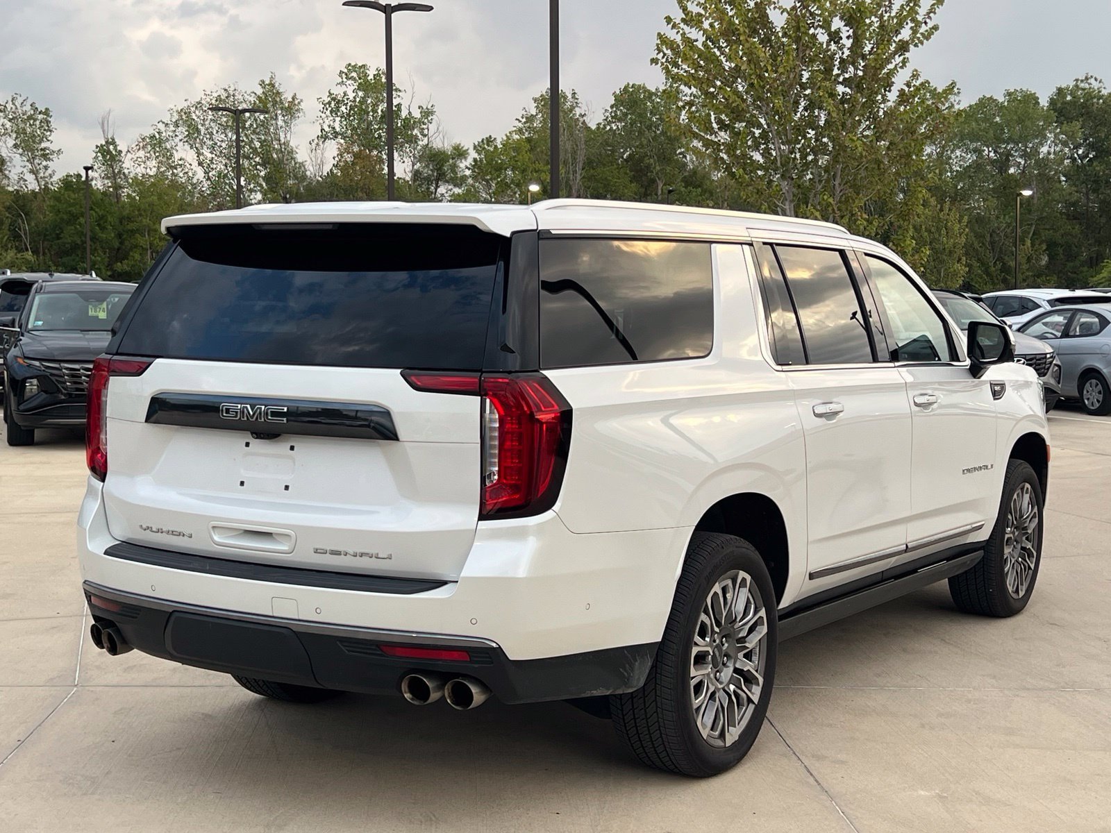 Used 2023 GMC Yukon XL Denali Ultimate AWD/4WD image 12
