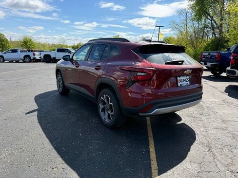 Used 2025 Chevrolet Trax LT w/ LT Convenience Package FWD image 5