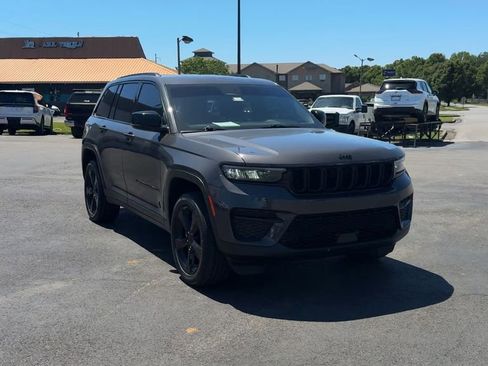 Used 2023 Jeep Grand Cherokee Altitude AWD/4WD image 9