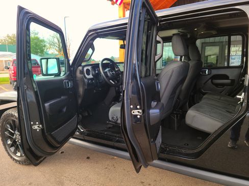 Used 2025 Jeep Gladiator Sport image 7