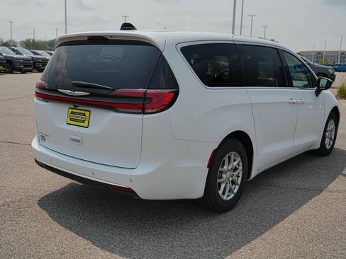 Used 2026 Chrysler Pacifica Select FWD image 6