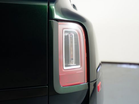 Used 2023 Rolls-Royce Cullinan w/ Cullinan Package image 15