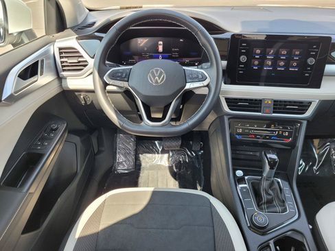 Certified 2025 Volkswagen Taos SE w/ Panoramic Sunroof Package AWD/4WD image 20