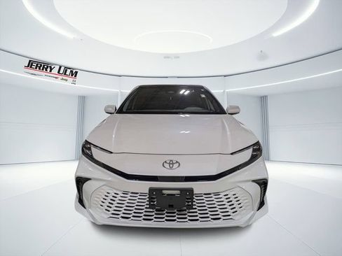 Used 2025 Toyota Camry XSE FWD image 8