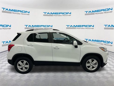 Used 2022 Chevrolet Trax LT w/ LT Convenience Package image 6