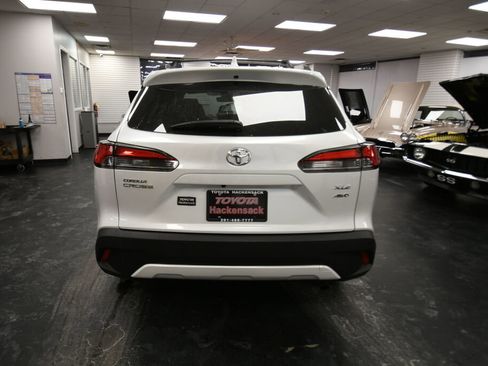 Certified 2022 Toyota Corolla Cross XLE image 6