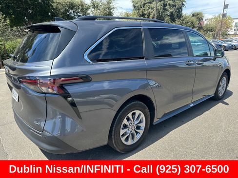 Used 2025 Toyota Sienna XLE FWD image 3