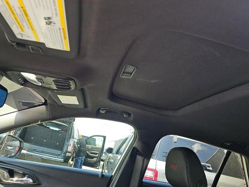 Used 2025 Chevrolet Trax RS w/ Sunroof Package image 12