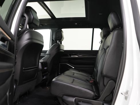 Used 2022 Jeep Wagoneer Series II w/ Premium Group I AWD/4WD image 19