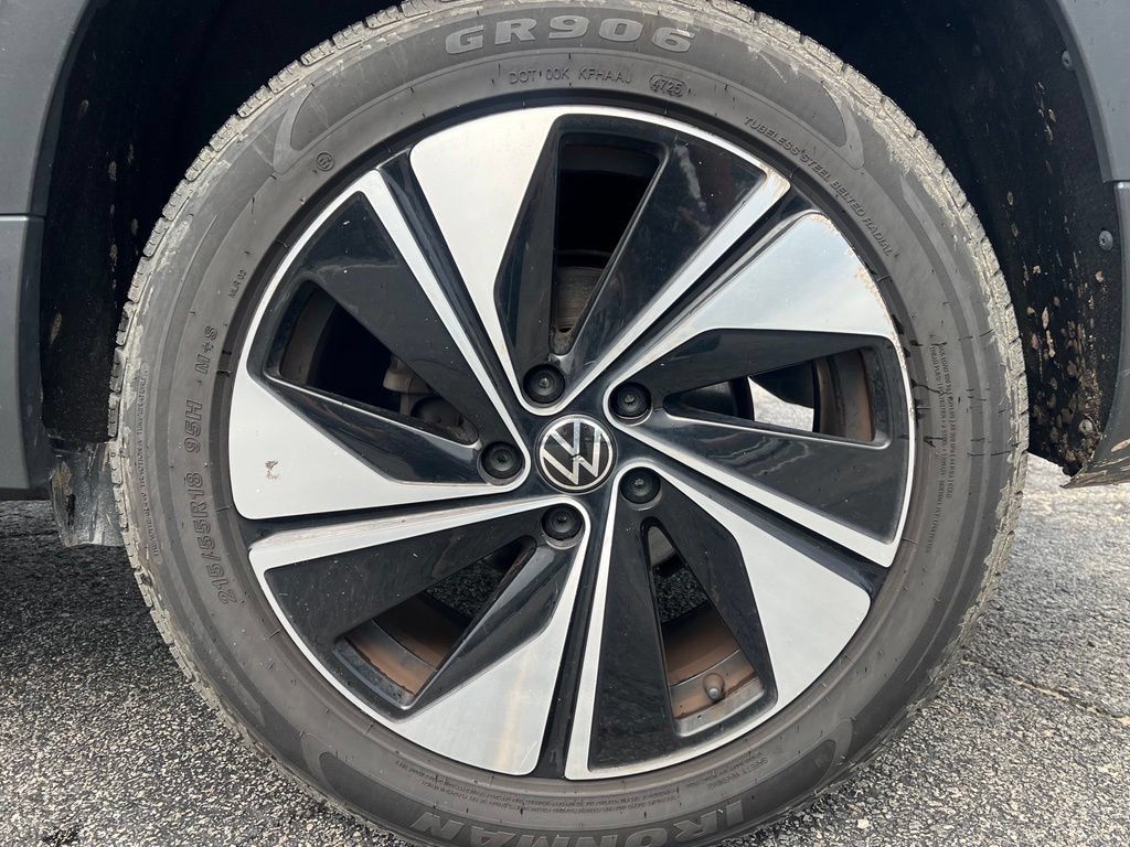 Used 2025 Volkswagen Taos SE AWD/4WD image 17