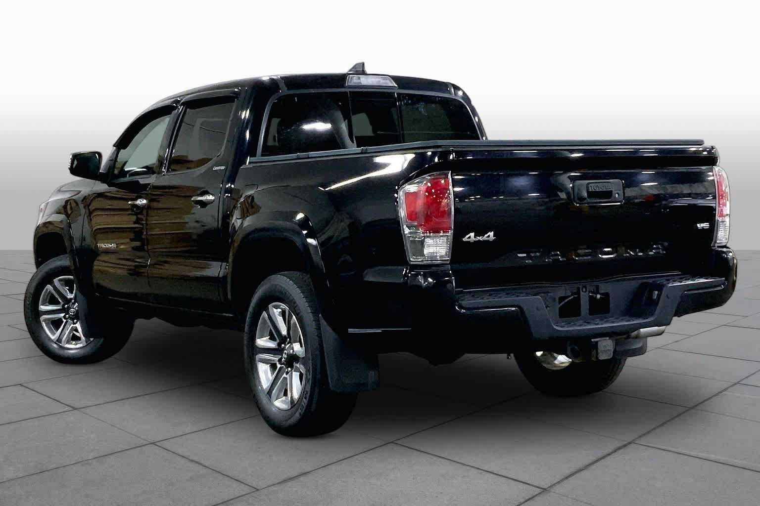 Used 2018 Toyota Tacoma Limited AWD/4WD image 12
